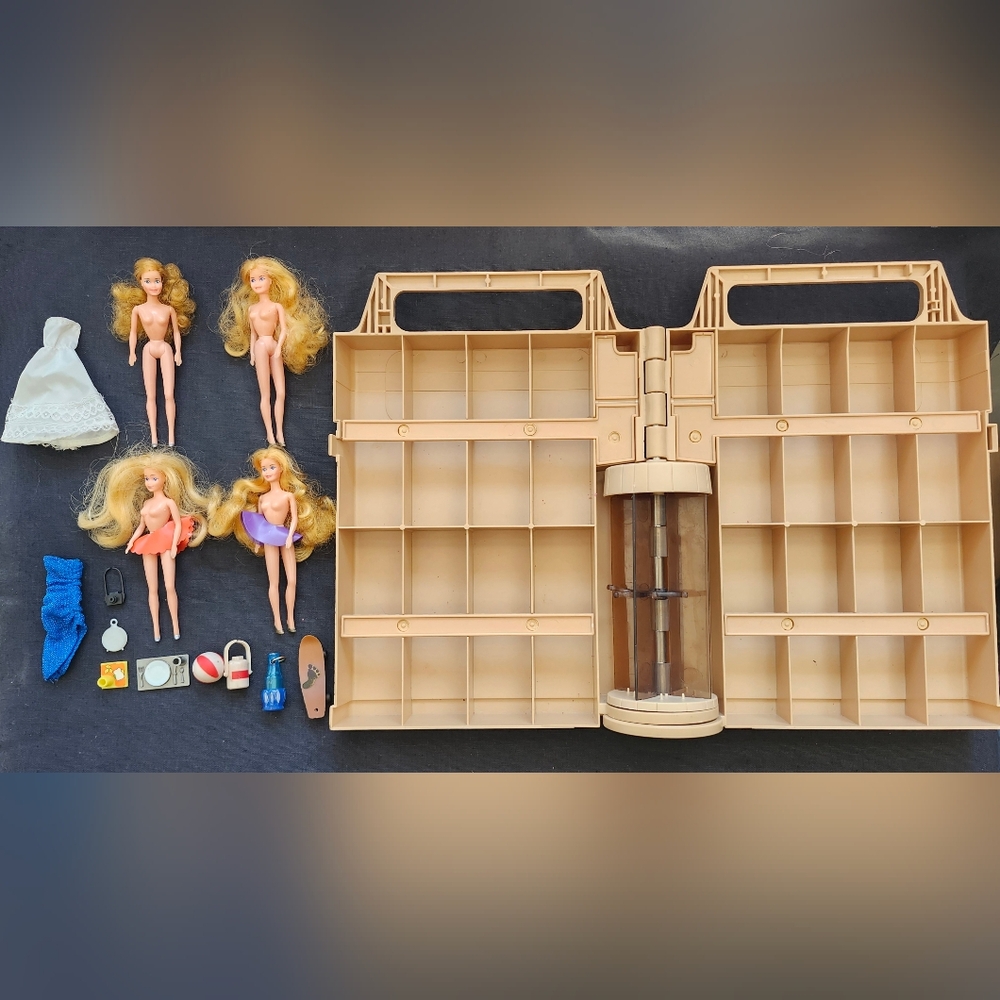 Glamour Gals Showplace With Dawn Dolls & Accessories - 1981 - Kenner